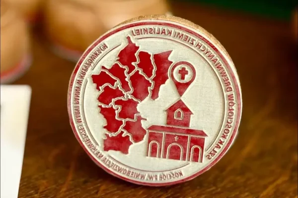 Odkrywaj drewniane kościoły Ziemi Kaliskiej na rowerze – nowe stemple i odznaki czekają