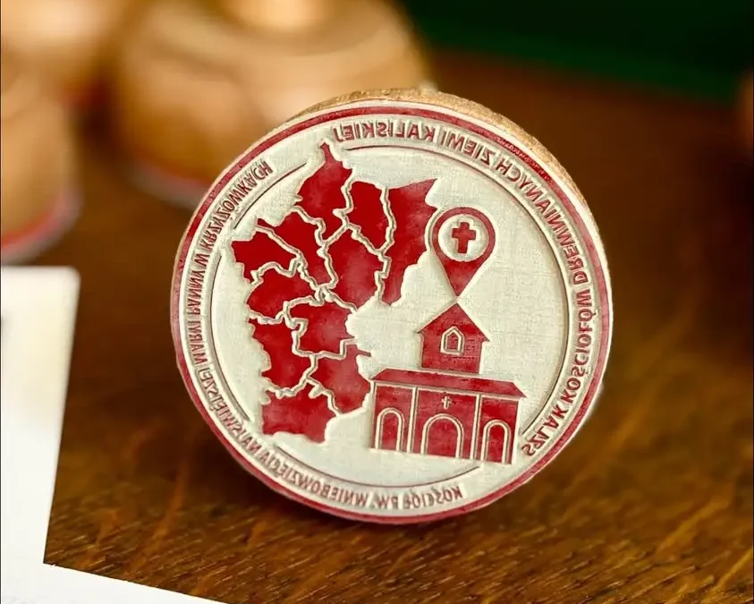 Odkrywaj drewniane kościoły Ziemi Kaliskiej na rowerze – nowe stemple i odznaki czekają