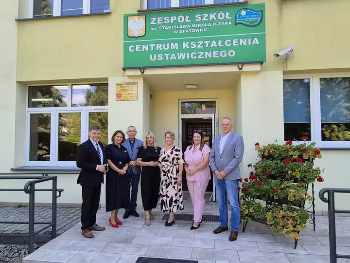 Pożegnanie dyrektora Marka Janiaka i nowa dyrektor w Zespole Szkół w Opatówku