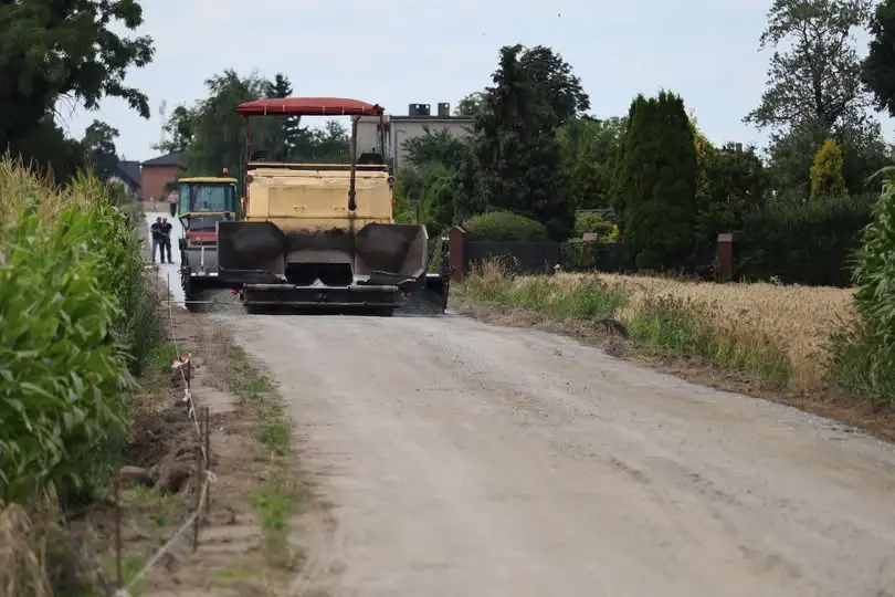 Trwa przebudowa dróg gminnych w Borkowie Nowym i Niedźwiadach