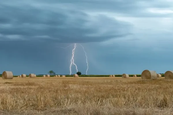 Ostrzeżenie IMGW: burze z gradem i silnym wiatrem w nocy w powiecie kaliskim