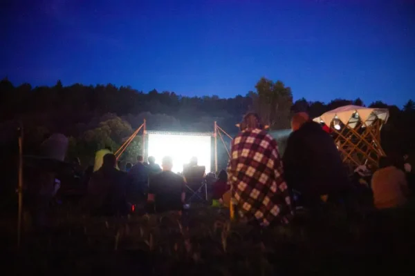 Letnie seanse filmowe w Tarasinie – kino pod gwiazdami w Kaliszu