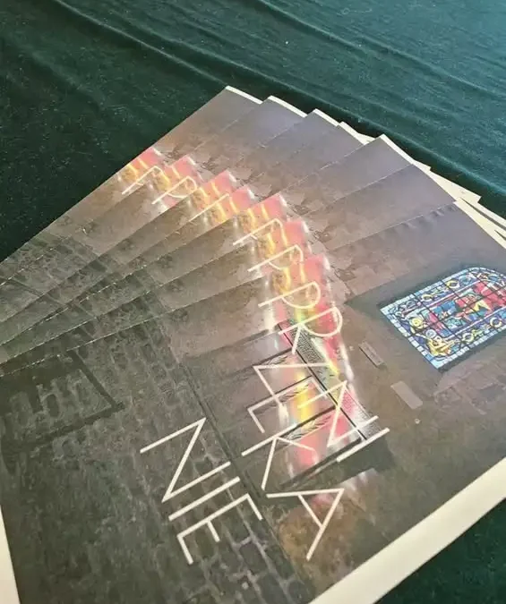 Wernisaż wystawy „Przenikanie” w kaliskiej bibliotece – fotografia, emocje i debiut młodego artysty