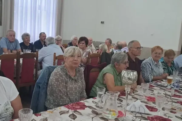 Seniorzy z Zagorzyna bawili się na spotkaniu integracyjnym w sali wiejskiej