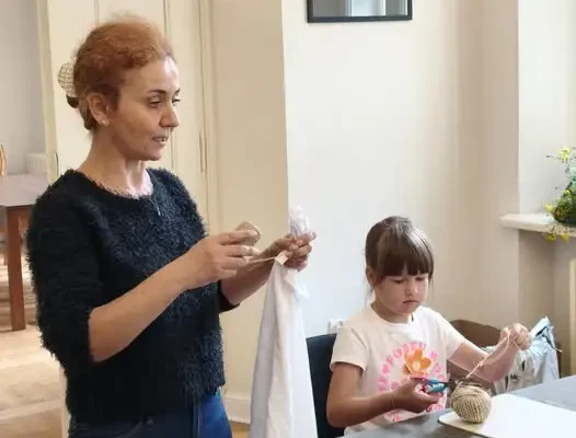 Lekcje muzealne w Dworze w Koźminku: dzieci farbowały koszulki naturalnymi barwnikami