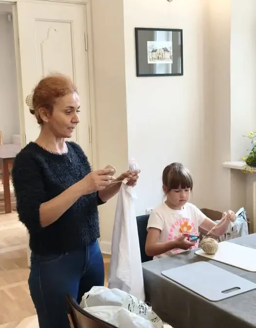 Lekcje muzealne w Dworze w Koźminku: dzieci farbowały koszulki naturalnymi barwnikami