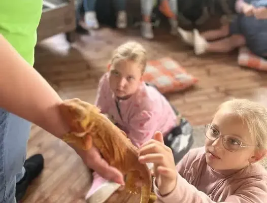 Integracyjny wyjazd do zoo: 30 dzieci z powiatu kaliskiego zwiedziło Borysew