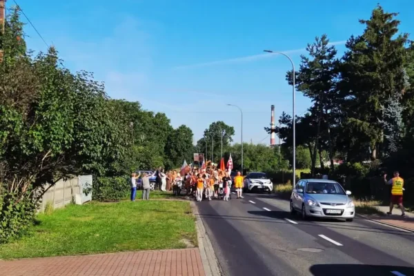 Pątnicy na drogach powiatu kaliskiego – pielgrzymka na Jasną Górę w drodze