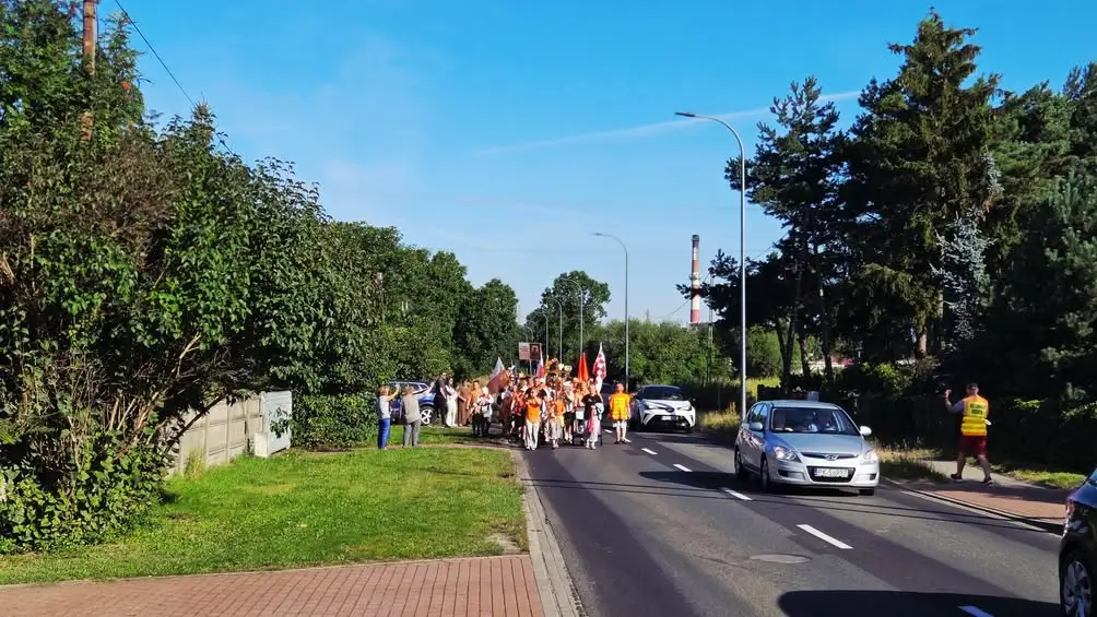 Pątnicy na drogach powiatu kaliskiego – pielgrzymka na Jasną Górę w drodze