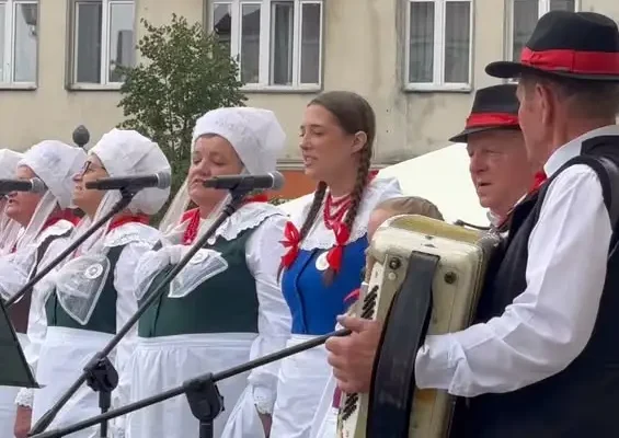 Korowód Folkloru Ziemi Kaliskiej otworzył pierwsze Miejsko-Powiatowe Dożynki w Kaliszu