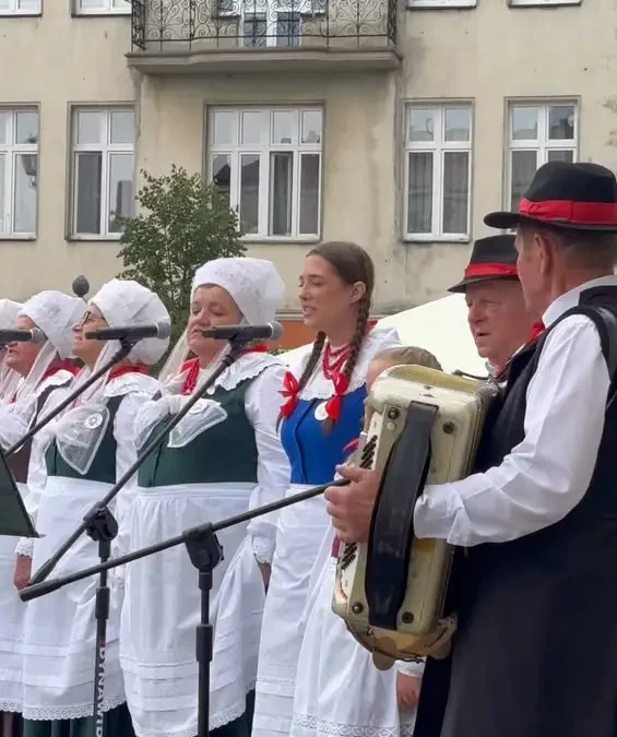 Korowód Folkloru Ziemi Kaliskiej otworzył pierwsze Miejsko-Powiatowe Dożynki w Kaliszu