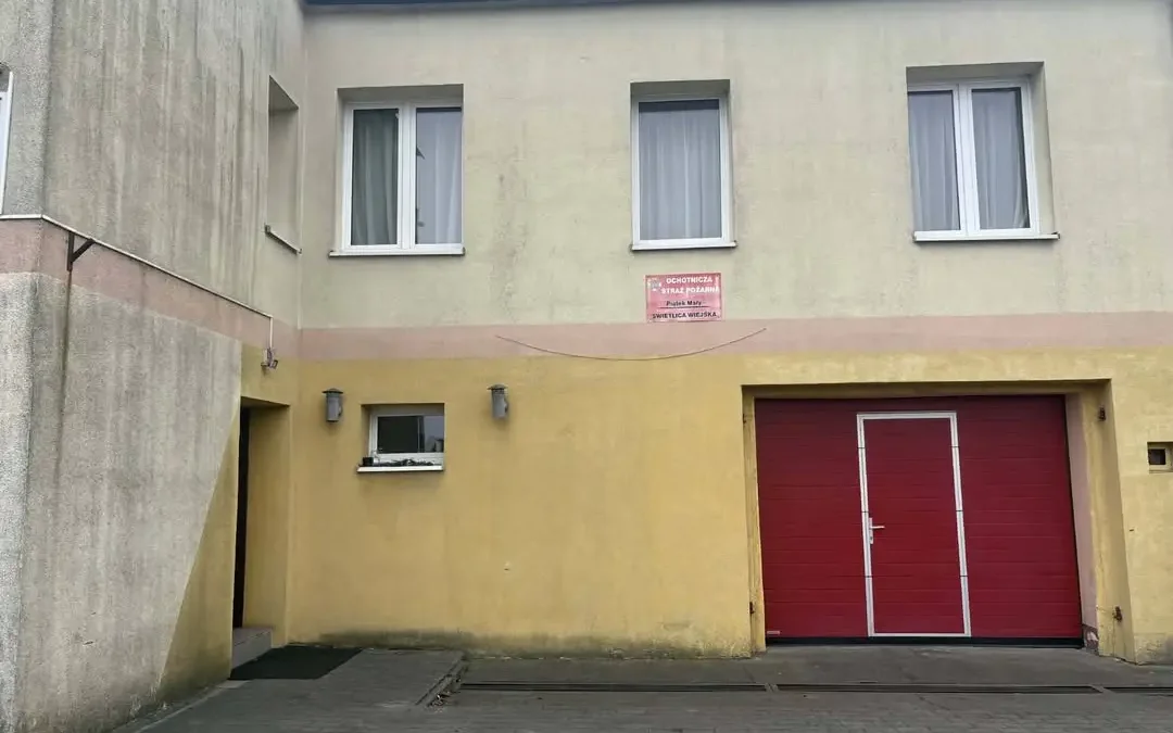 Świetlica w Piątku Małym z nowym dachem i elewacją – trwają prace modernizacyjne