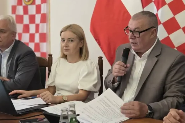 Rada Powiatu Kaliskiego: decyzje w sprawie szpitala w Wolicy, petycji o fermę drobiu i programu ochrony środowiska