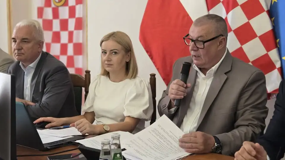 Rada Powiatu Kaliskiego: decyzje w sprawie szpitala w Wolicy, petycji o fermę drobiu i programu ochrony środowiska