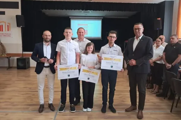 Sportowe stypendia w gminie Brzeziny wręczone podczas sesji rady