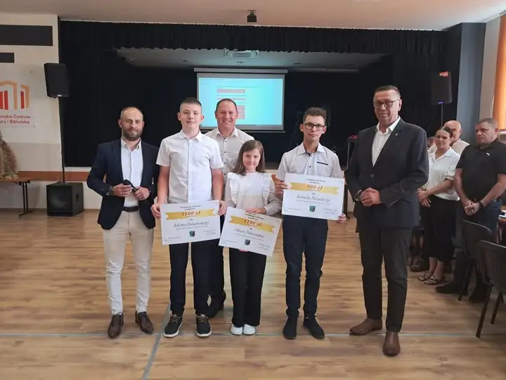 Sportowe stypendia w gminie Brzeziny wręczone podczas sesji rady