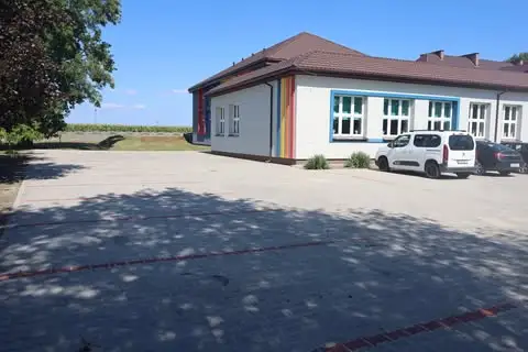 Nowy parking przy szkole w Russowie gotowy – inwestycja zakończona