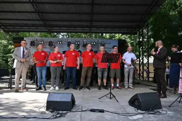 Medale i tytuły „Zasłużony dla Gminy Brzeziny” wręczone podczas dożynek