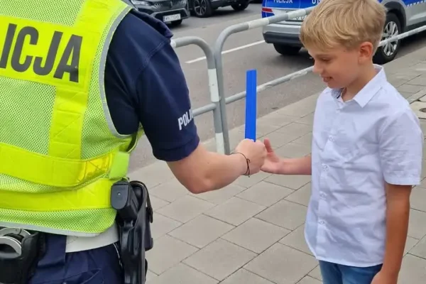 Policja w Kaliszu rozdaje odblaski uczniom na początek roku szkolnego