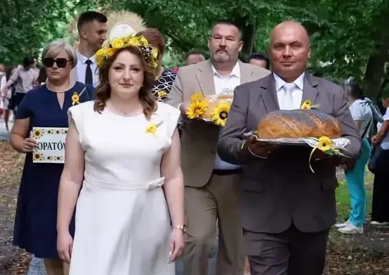 Podziękowania dla starostów dożynek w Opatówku
