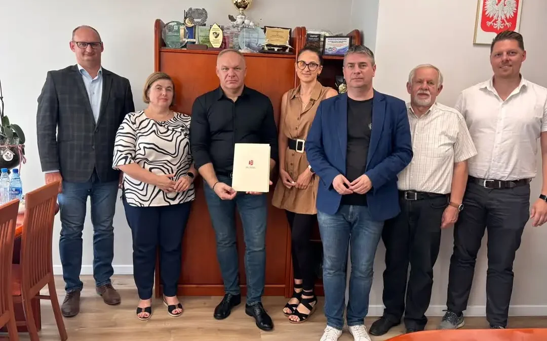 Gmina Opatówek podpisała umowę na budowę windy w urzędzie