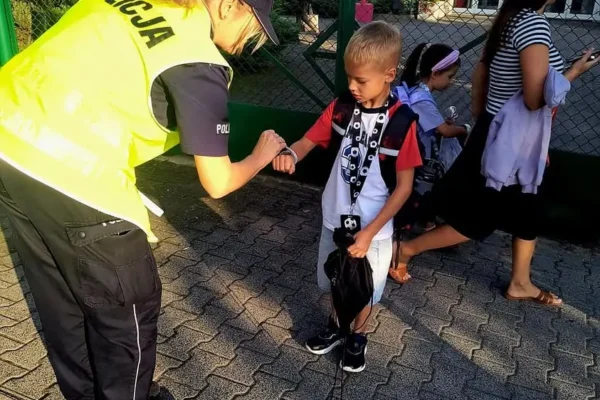 Policja w Kaliszu dba o bezpieczeństwo uczniów – akcja „Bezpieczna droga do szkoły”