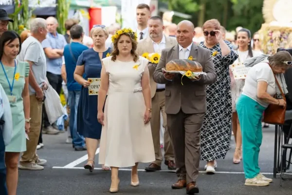 Dożynki w Opatówku: podziękowania za plony i wspólna zabawa z Wandą i Bandą