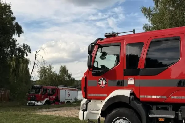 Żaglówka wywróciła się na zbiorniku Szałe. Dwie osoby w wodzie
