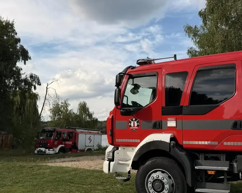 Żaglówka wywróciła się na zbiorniku Szałe. Dwie osoby w wodzie