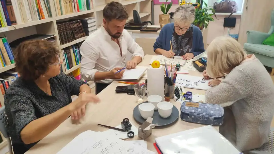 Kaligrafia w bibliotece: powrót do zajęć po wakacjach