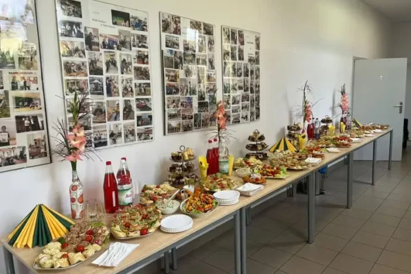 Pokaz mody seniorów w Sierzchowie – moda nie zna wieku!