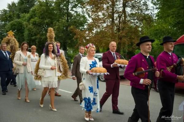 Powiatowo-Gminne Dożynki w Rychnowie: podziękowania za plony i integracja społeczności