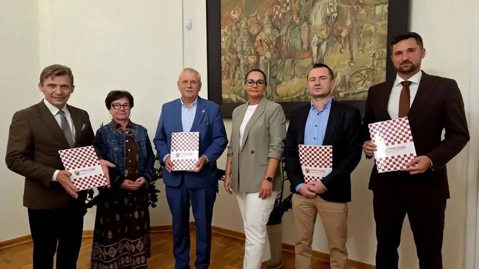 Kolejna umowa na ścieżki rowerowe w Powiecie Kaliskim – trasa Piotrów–Dojutrów z punktami P&R i B&R