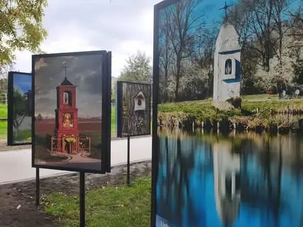 Wystawa fotografii małej architektury sakralnej przed Biblioteką Główną w Kaliszu