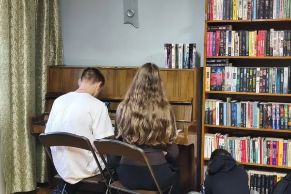 Kalisz: muzyczna wizyta młodzieży w Filii nr 7 Miejskiej Biblioteki Publicznej