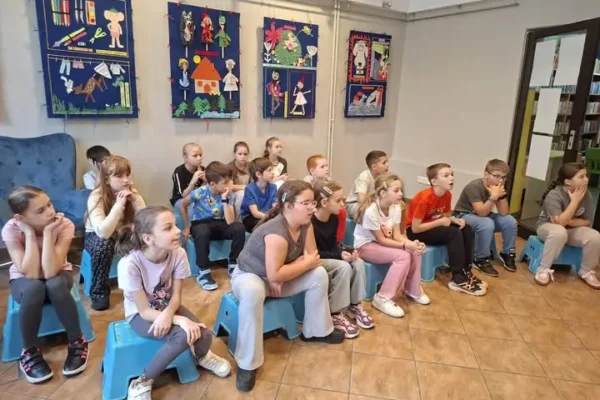 Kalisz: Uczniowie klasy 3b zamienili bibliotekę w studio telewizyjne