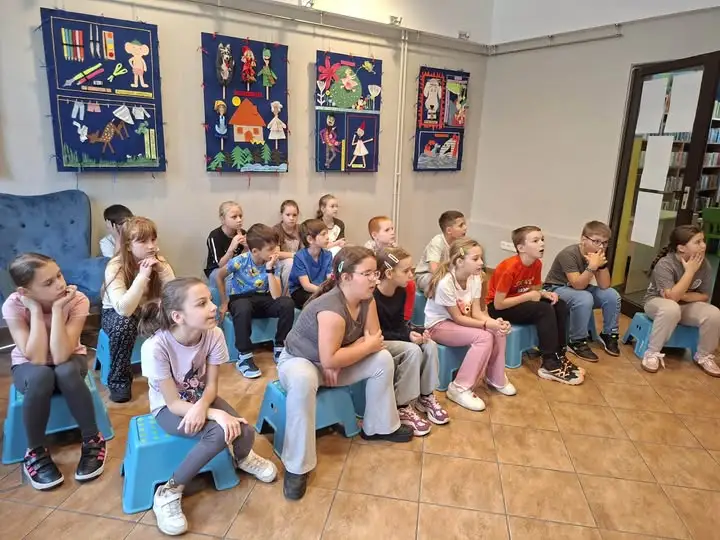 Kalisz: Uczniowie klasy 3b zamienili bibliotekę w studio telewizyjne
