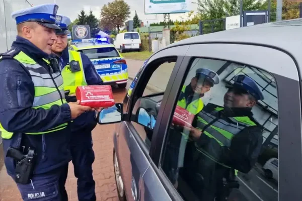 ROADPOL Safety Days: kaliscy policjanci rozdawali apteczki i przypominali o pierwszej pomocy