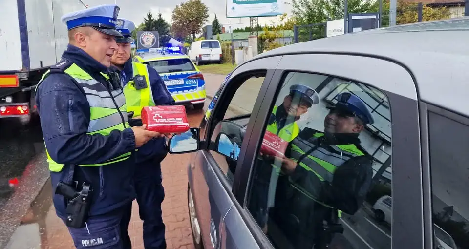 ROADPOL Safety Days: kaliscy policjanci rozdawali apteczki i przypominali o pierwszej pomocy