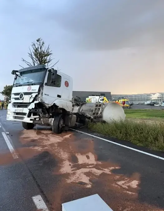 Groźny wypadek na DK25 w Piątku Małym. Trzy osoby ranne, droga była zablokowana
