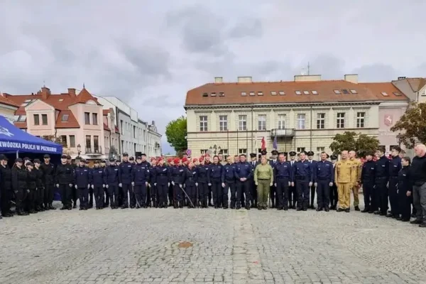 Kaliscy ekonomiści rywalizowali w musztrze na Placu Wolności w Koninie