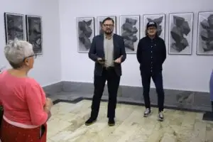 Dwa wernisaże w Kaliszu: od brutalizmu do romantyzmu Antonina