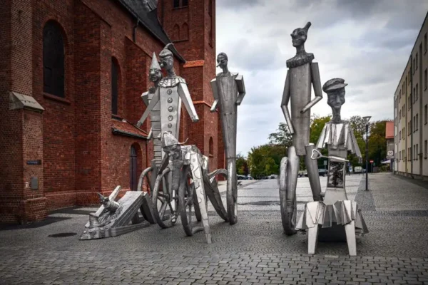 „Ślady obecności” – nowa wystawa rzeźb na kaliskim Rynku