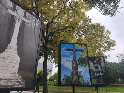 Wystawa „Krzyże, kapliczki i figury Ziemi Kaliskiej” przed biblioteką w Kaliszu