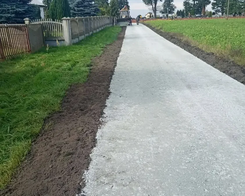 Gmina Żelazków: droga gruntowa w Dębem zyskała utwardzenie tłuczniem