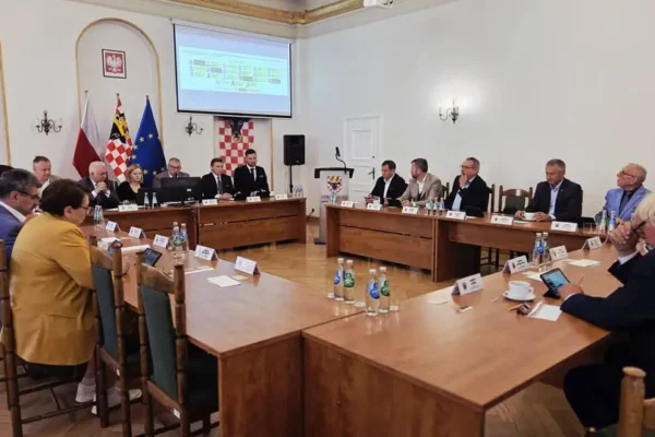 Sesja Rady Powiatu Kaliskiego: Strategia Rozwoju 2025–2030 i Medal dla OSP Wola Droszewska