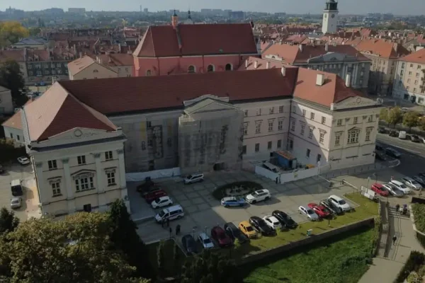 Zabytkowe Starostwo Powiatowe w Kaliszu odzyskuje blask – trwa remont
