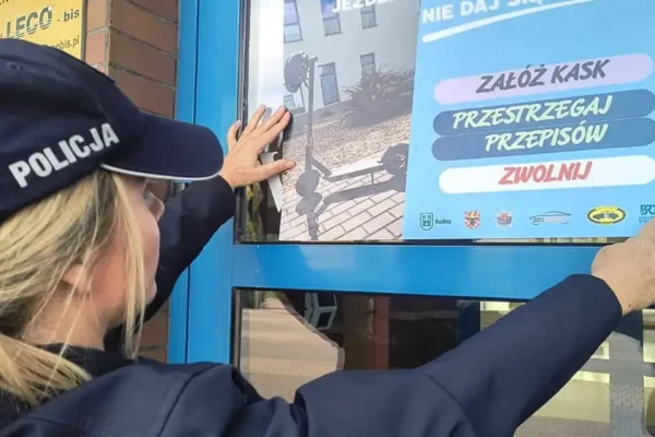 Policja w Kaliszu uczy dzieci bezpiecznej jazdy hulajnogą elektryczną