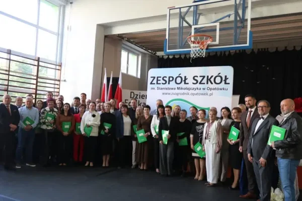 Dzień Edukacji Narodowej w Opatówku. Akademia, pasowanie pierwszoklasistów i podziękowania dla nauczycieli
