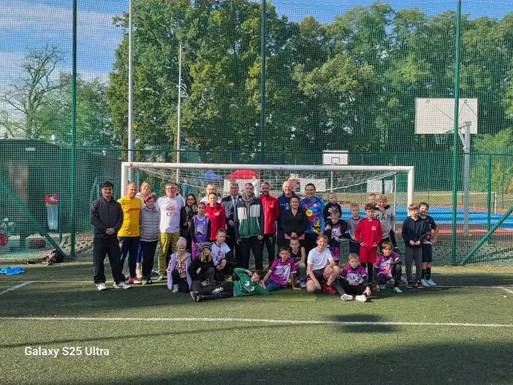 Sportowa integracja na Orliku w Opatówku – mecz rodzice kontra dzieci i mnóstwo atrakcji